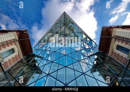 Budapest, Hongrie - 31 janvier 2015 : en forme de baleine moderne bâtiment appelé "Balna" (baleine) dans le centre de Budapest, Hongrie Banque D'Images