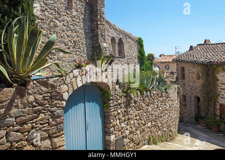 Écologisés allée au village médiéval Grimaud, Côte d'Azur, France Sud, France, Europe Banque D'Images