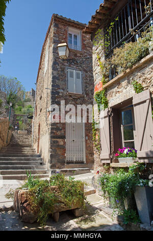 Greend maisons à Grimaud Village médiévale, la Côte d'Azur, France Sud, France, Europe Banque D'Images