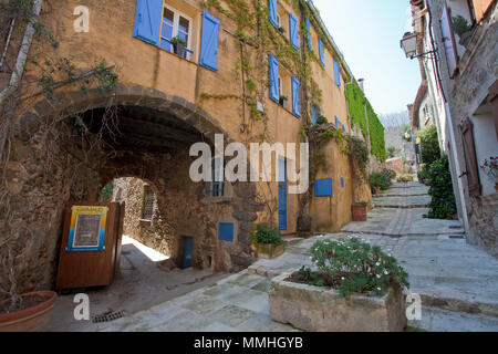 Greend allée au village médiéval de Grimaud, Côte d'Azur, France Sud, France, Europe Banque D'Images