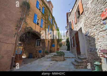 Greend allée au village médiéval de Grimaud, Côte d'Azur, France Sud, France, Europe Banque D'Images