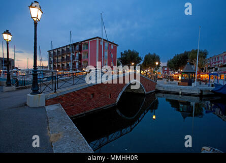Port Grimaud, nuit, ville lagunaire au Golfe de Saint-Tropez, Côte d'Azur, France Sud, France, Europe Banque D'Images