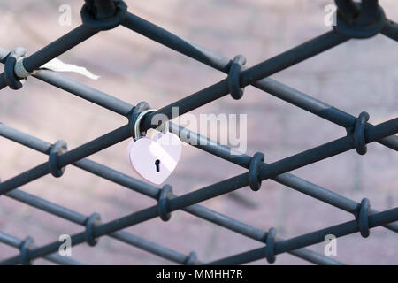 Cadenas d'amour en forme de coeur - belle journée de mariage personnalisé. Profondeur de champ Banque D'Images