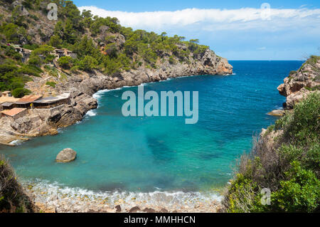 Un portrait de Cala Deia beach sur une chaude journée d'été à Majorque, en Espagne. Banque D'Images