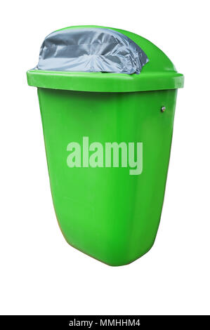 Public en plastique ou poubelle poubelle isolé sur blanc, chemin de détourage. Banque D'Images