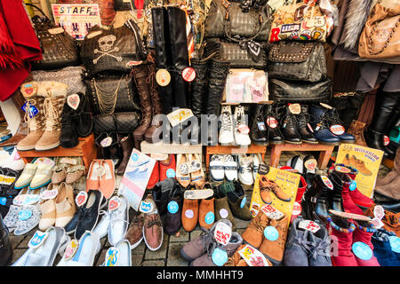 Tokyo, Harajuku, Takeshita street. Vêtements de femmes exposées à l'extérieur, Boutique Chaussures et sacs sur la chaussée. Banque D'Images