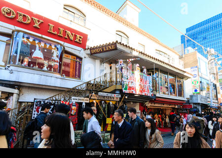 Tokyo, Harajuku, Takeshita street. BodyLine women's store et Takenoko boutique, de l'extérieur. Rue très encombrée de shoppers. Banque D'Images