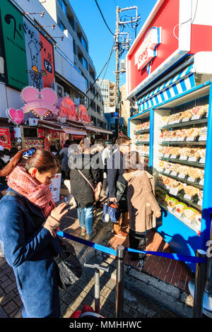 Tokyo, Harajuku, Takeshita street. Marion à emporter à l'extérieur avec store crêpe alimentaire en plastique affichage menu avec les gens à la recherche et le choix. Banque D'Images