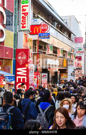 Tokyo, Harajuku. Afficher le long de Takeshita street, avec un restaurant Mcdonald's, et autres magasins et boutiques, la rue encombrée de visiteurs de winter sunshine. Banque D'Images