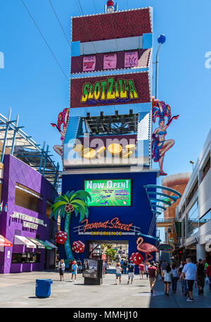 Enseignes au néon marquent l'entrée de la Fremont Street Experience à Las Vegas, Nevada Banque D'Images