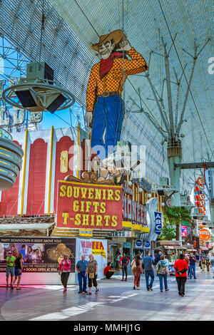 Les touristes se promènent devant Vegas Vic, le cow-boy au néon de 40 mètres au sommet de la boutique de cadeaux Pioneer Club à Las Vegas, Nevada Banque D'Images