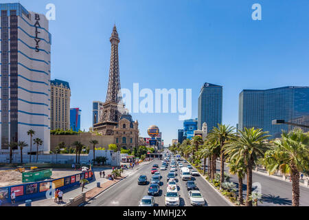 Le trafic passe devant la réplique de la Tour Eiffel au Paris Las Vegas Hotel and Casino sur Las Vegas Boulevard au Las Vegas Strip à Paradise, Nevada Banque D'Images