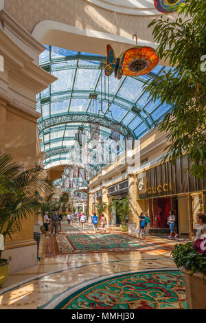 Les touristes visitant le Bellagio Luxury Resort and Casino sur le Strip de Las Vegas dans le Paradis, au Nevada Banque D'Images