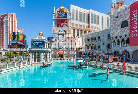Transporter les passagers touristiques gondoliers sur des promenades en gondole au Venetian Resort Hotel Casino sur le Strip de Las Vegas dans le Paradis, au Nevada Banque D'Images
