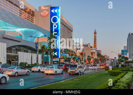 Trafic sur Las Vegas Boulevard au crépuscule sur le Strip de Las Vegas dans le Paradis, au Nevada Banque D'Images