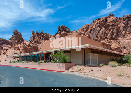 Visitor Centre, entouré de formations rocheuses de grès rouge Aztec dans le parc national de la Vallée de Feu dans Overton, Nevada au Nord-Est de Las Vegas Banque D'Images