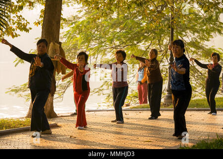 Hanoi, Vietnam ; les femmes faisant le Tai Chi près du lac Hoan Kiem Banque D'Images