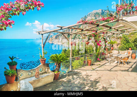 Belle terrasse avec table, chaises et de fleurs avec vue sur mer et montagnes près de Positano, Amalfi coast, Italie Banque D'Images