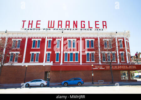 CHEYENNE (Wyoming) - 27 avril 2018 : Vue de la Wrangler au centre-ville historique de Cheyenne au Wyoming. Le Wrangler ranchwear store a été en affaires sinc Banque D'Images