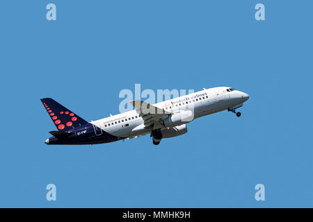 Sukhoi Superjet 100-95B, fly-by-wire regional jet bimoteur de Belgian Brussels Airlines en vol sur fond de ciel bleu Banque D'Images