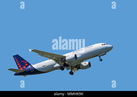 Airbus A320-214, fuselage étroit, bimoteur de transport commercial de passagers de l'avion de ligne en vol Brussels Airlines belge contre le ciel bleu Banque D'Images