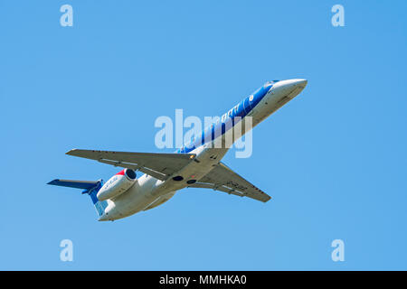 Embraer ERJ-145-EP, regional jet bimoteur de British Midland Limited / régional, Flybmi compagnie régionale britannique en vol sur fond de ciel bleu Banque D'Images