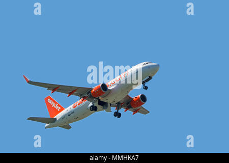 Airbus A320-214 WL, bimoteur de transport commercial de passagers avion de ligne de la compagnie low-cost EasyJet compagnie aérienne en vol sur fond de ciel bleu Banque D'Images