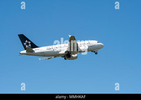 Airbus A319-112, fuselage étroit, bimoteur de transport commercial de passagers de l'avion de ligne en vol Brussels Airlines belge contre le ciel bleu Banque D'Images