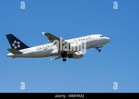 Airbus A319-112, fuselage étroit, bimoteur de transport commercial de passagers de l'avion de ligne en vol Brussels Airlines belge contre le ciel bleu Banque D'Images