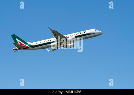 Embraer ERJ-190-100LR, étroite à moyenne portée-corps-avion de ligne de la compagnie aérienne italienne Alitalia, CityLiner en vol sur fond de ciel bleu Banque D'Images