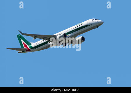 Embraer ERJ-190-100LR, étroite à moyenne portée-corps-avion de ligne de la compagnie aérienne italienne Alitalia, CityLiner en vol sur fond de ciel bleu Banque D'Images