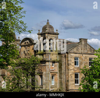 GLASGOW, ÉCOSSE - 12 MAI 2018 : La vue de côté de la Glasgow Victoria Infirmary. L'hôpital sera démoli pour de nouveaux logements. Banque D'Images