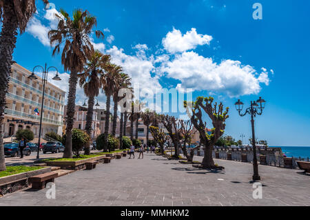 Zone piétonne sur les remparts d'Alghero - Sardaigne dans une journée ensoleillée de printemps Banque D'Images