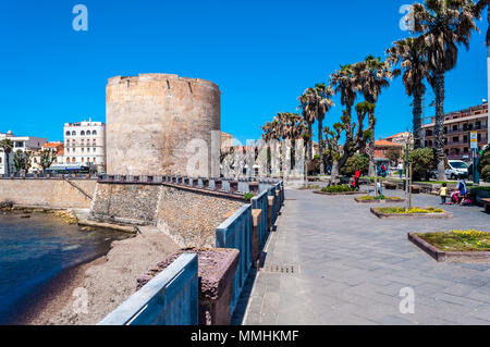 Zone piétonne sur les remparts d'Alghero - Sardaigne dans une journée ensoleillée de printemps Banque D'Images