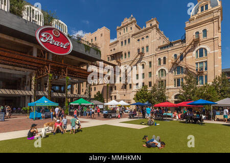 SAN ANTONIO, TEXAS - 7 octobre 2017 - Personnes à pied et faire du shopping dans le marché des fermiers au Pearl Brewery. Banque D'Images