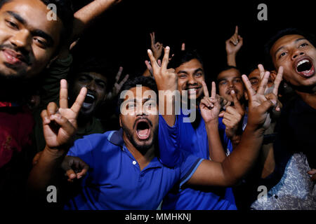 Dhaka, Bangladesh : 12 mai, 2018. Peuple bangladais célèbrent à Dhaka le 12 mai 2018 que le premier satellite de communication, le Bangabandhu-1 a décollé du Centre spatial Kennedy à Cap Canaveral en Floride, USA. SpaceX a lancé sa puissante fusée Falcon 9 Bloc 5 pour la première fois, effectuer le premier satellite de communication, le Bangabandhu-1, a décollé du Centre spatial Kennedy à Cap Canaveral en Floride à l'heure locale 4:14pm (Bangladesh temps 2:14am). © Asad Rehman/Alamy Stock Photo Banque D'Images