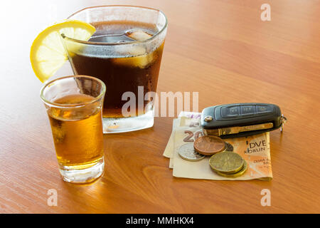 Clés de voiture posé sur le bar à côté de cocktail et whisky. Whiskey et cocktail au bar. Les verres et les clés de voiture. Ne pas boire de l'alcool tout en driv Banque D'Images