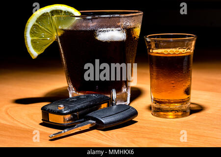 Clés de voiture posé sur le bar à côté de cocktail et whisky. Whiskey et cocktail au bar. Les verres et les clés de voiture. Ne pas boire de l'alcool tout en driv Banque D'Images