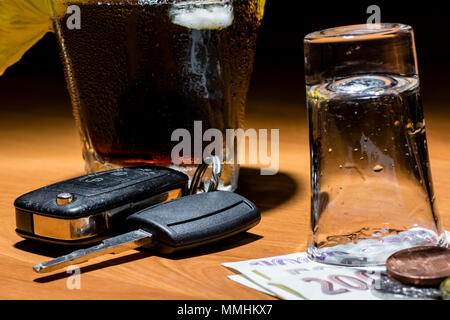 Clés de voiture posé sur le bar à côté de cocktail et whisky. Whiskey et cocktail au bar. Les verres et les clés de voiture. Ne pas boire de l'alcool tout en driv Banque D'Images