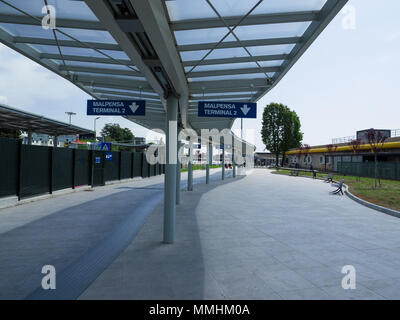 Toit futuriste conduit à les deux terminaux de l'aéroport de Malpensa. Milan, Italie Banque D'Images