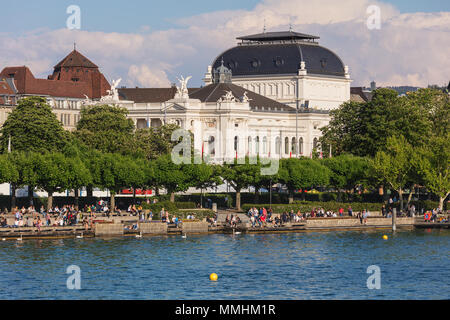 Zurich, Suisse - 11 mai 2018 : remblai du lac de Zurich dans la ville de Zurich, bâtiment de l'Opéra de Zurich Banque D'Images