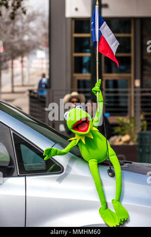 3 mars 2018 - AUSTIN, TEXAS - Kermit la grenouille célébrer l'indépendance du Texas Day Parade sur Congress Avenue à la parade annuelle de la Texas Capitol. Un fonctionnaire de l'Etat, la journée célèbre Texas' déclaration d'indépendance du Mexique le 2 mars, 1836 Banque D'Images