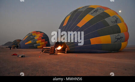 Les ballons à air s'apprête à lancer un vol au-dessus du désert du Namib, Sesriem, Sossusvlei, Namibie Banque D'Images