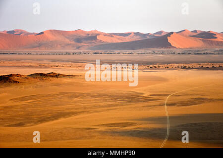 Orange et les dunes de sable rouge du désert du Namib à l'aube, Namib-Naukluft National Park, région de Sossusvlei, Sesriem, Namibie Banque D'Images