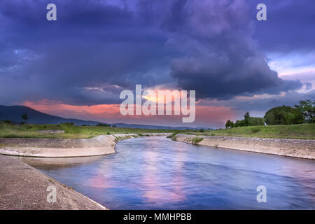 Incroyable coucher du soleil spectaculaire, couleurs et fluffy clouds over reflective, rivière sinueuse composition heure bleue Banque D'Images