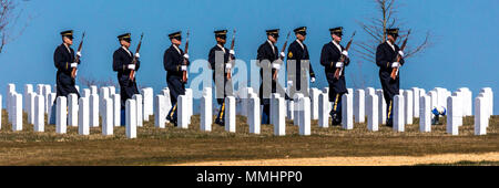 26 mars 2018 - ARLINGTON, WASHINGTON D.C. - prévoit la garde d'honneur l'inhumation au cimetière national d'Arlington, Virginie Banque D'Images