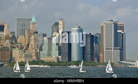 Voiliers autour de centre-ville de Manhattan, New York City, New York, USA Banque D'Images