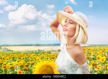 Magnifique Portrait de femme romantique en été au champ de tournesols fleurs hat Banque D'Images