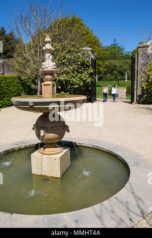 ARUNDEL, UK - 5 mai 2018 : une fontaine dans les jardins à Arundel Castle dans le West Sussex, Royaume-Uni, le 5 mai 2018. Banque D'Images