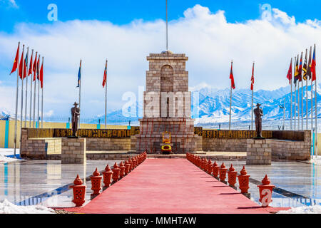 Monument commémoratif de guerre historiques dans les vastes terres du Ladakh. Les montagnes de l'Himalaya dans l'arrière-plan vous reçoit dans l'état de l'affinité. Banque D'Images